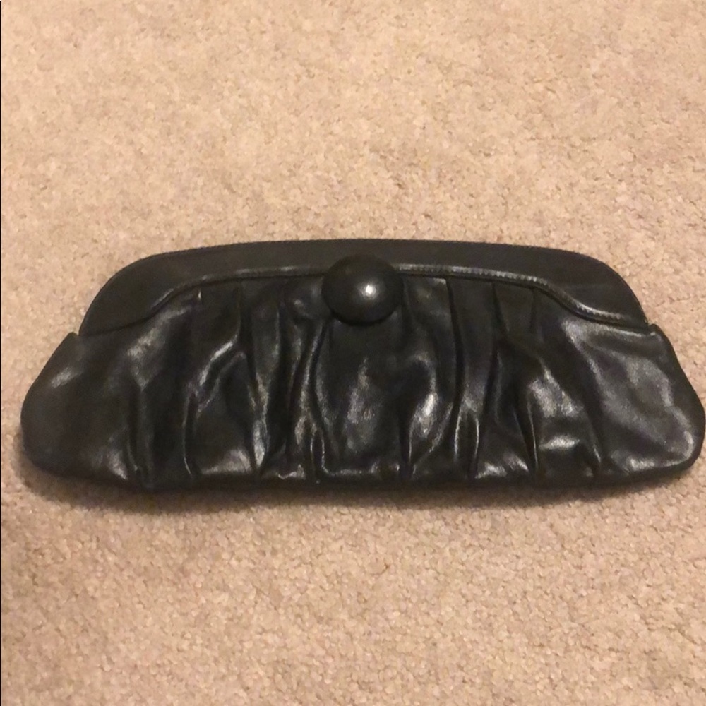 A black HOBO clutch